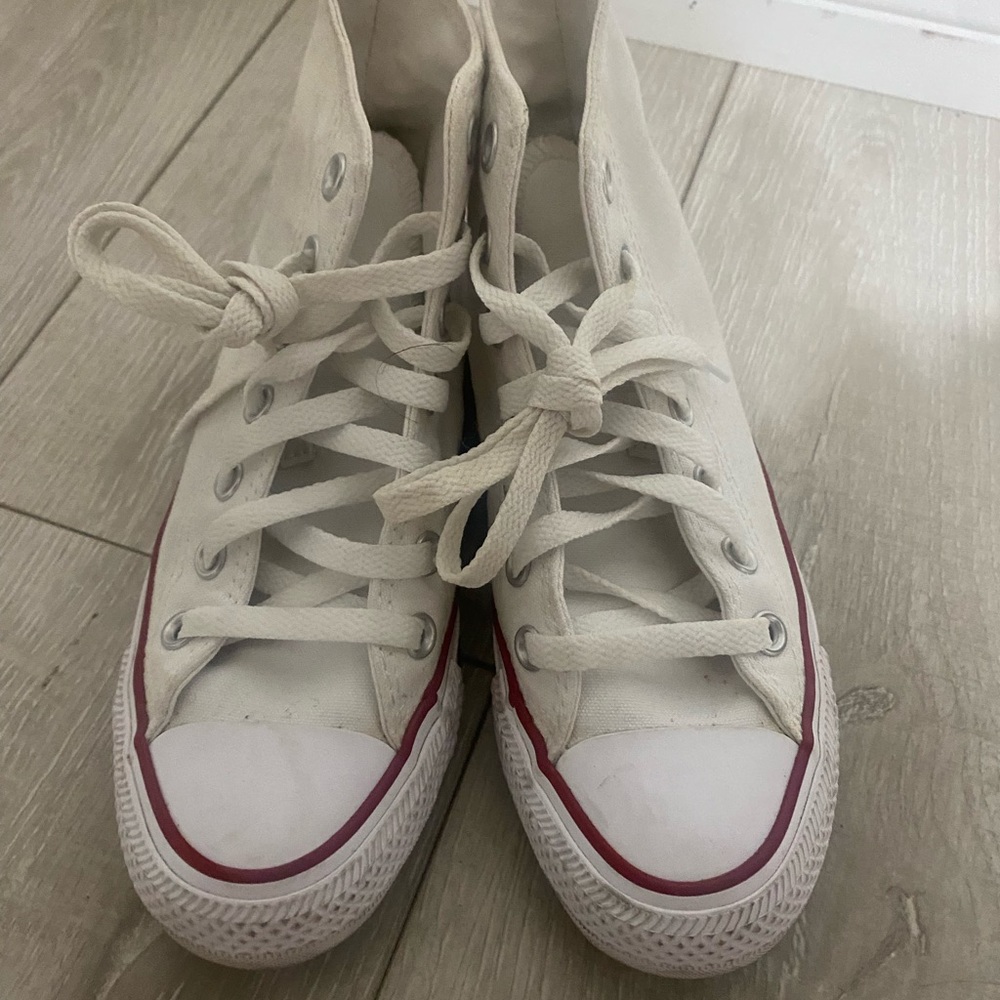 White converse with the box only worn 2 times